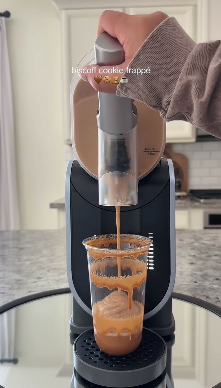 Máquina de bebidas geladas numa superfície reflexiva com aspeto de catálogo premium