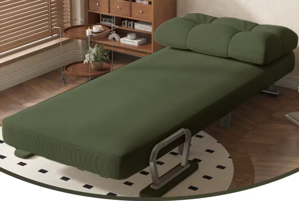Sofá-cama aberto e arrumado num quarto